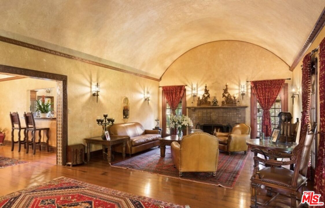 3341 Country Club DR