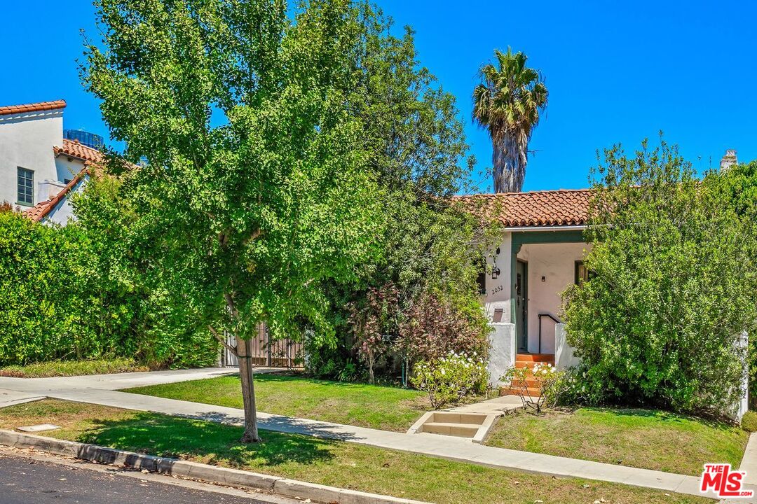 2032 Holmby Ave