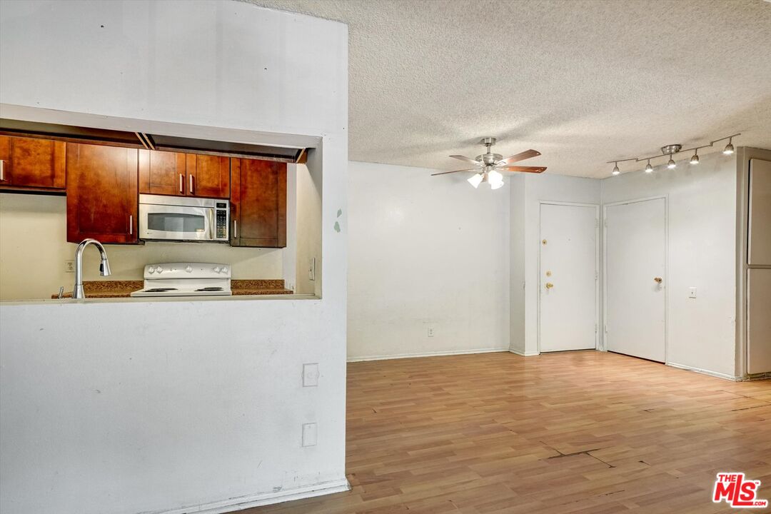 5460 White Oak Ave Unit: D102