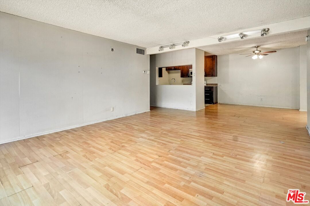 5460 White Oak Ave Unit: D102
