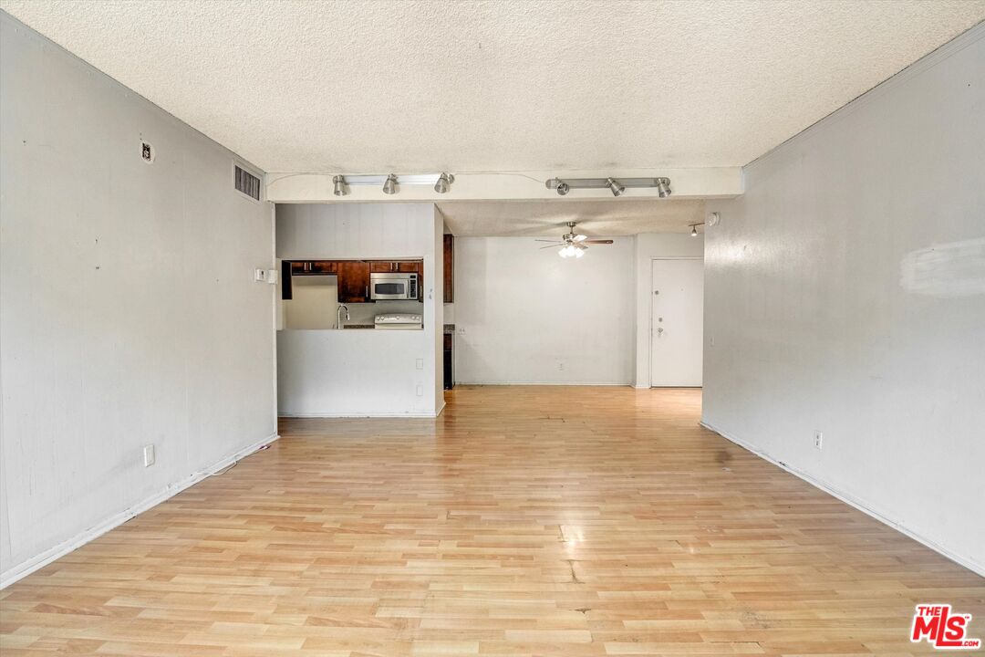 5460 White Oak Ave Unit: D102