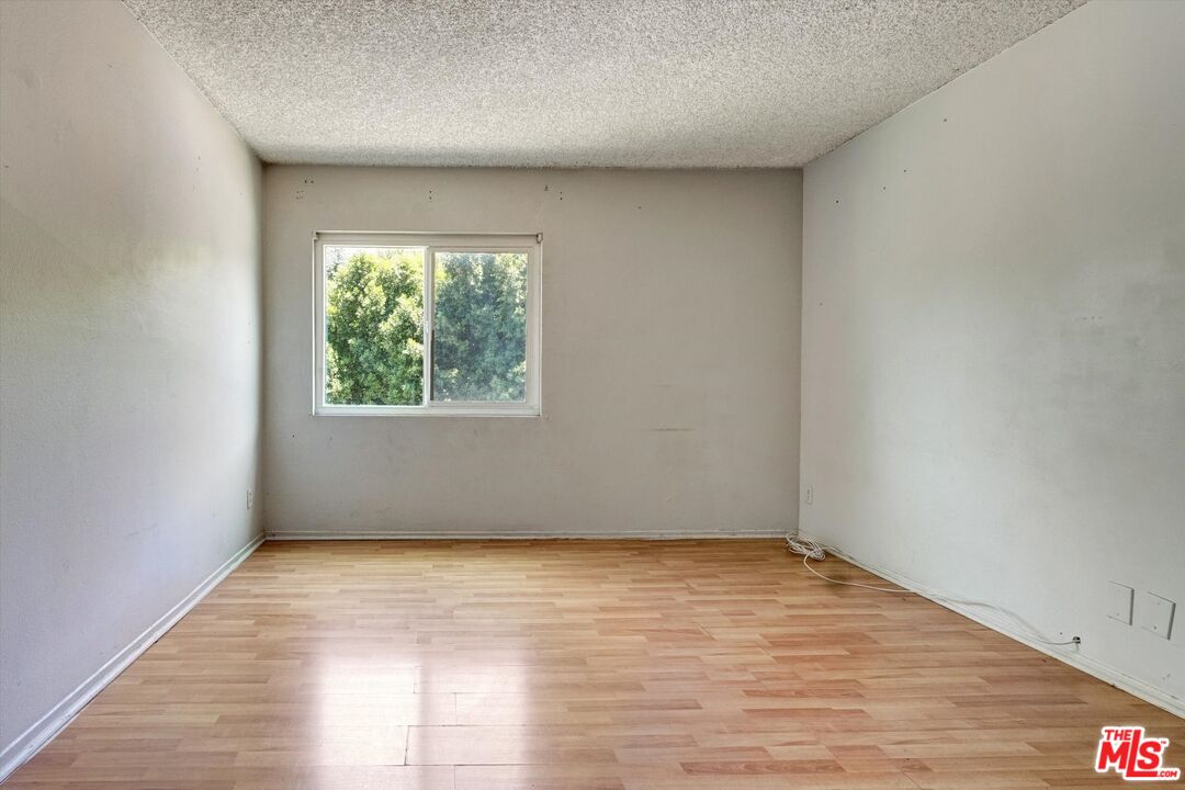 5460 White Oak Ave Unit: D102