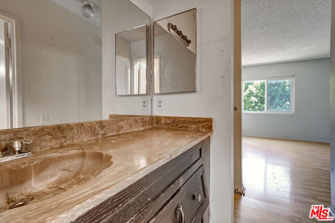 5460 White Oak Ave Unit: D102