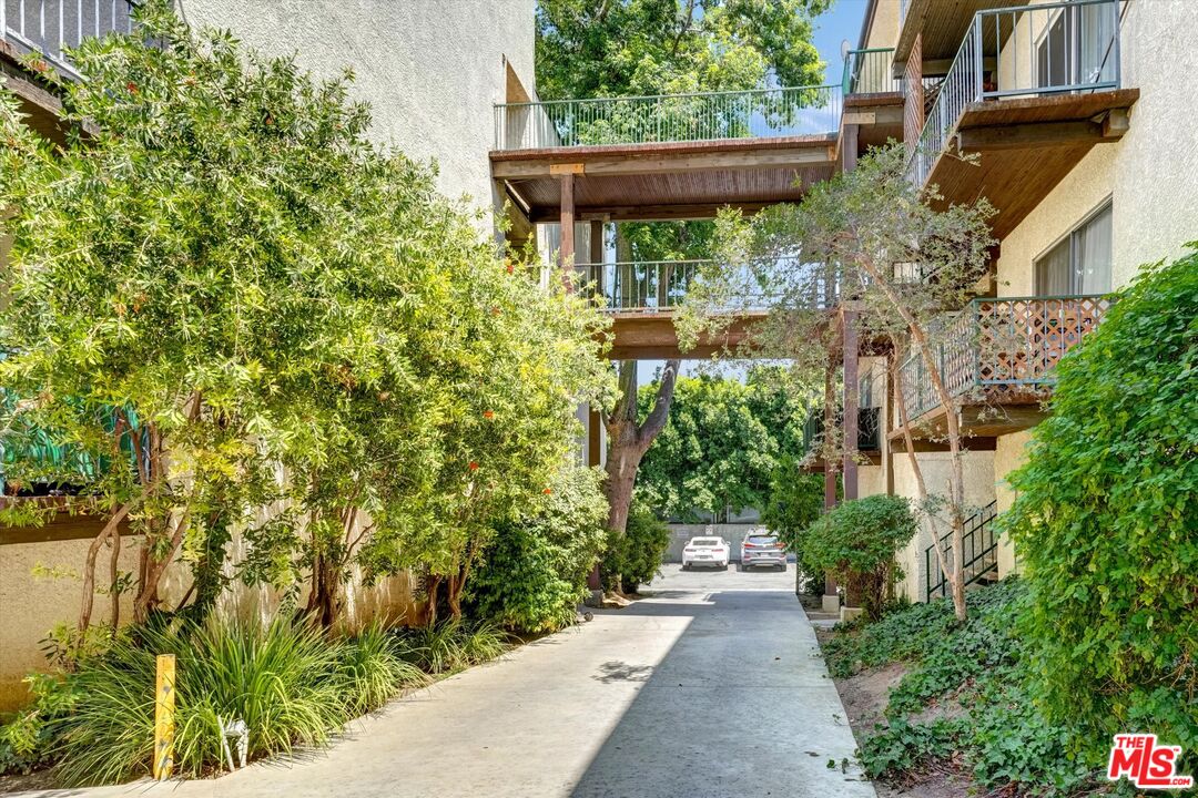 5460 White Oak Ave Unit: D102