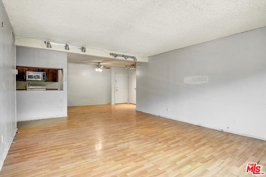 5460 White Oak Ave Unit: D102