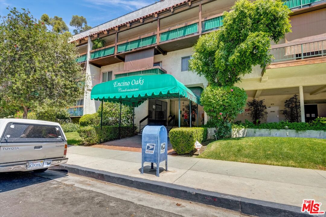 5460 White Oak Ave Unit: D102
