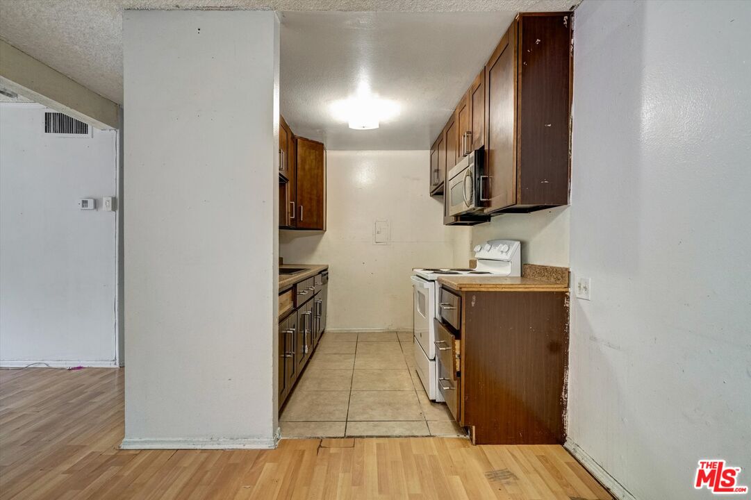 5460 White Oak Ave Unit: D102