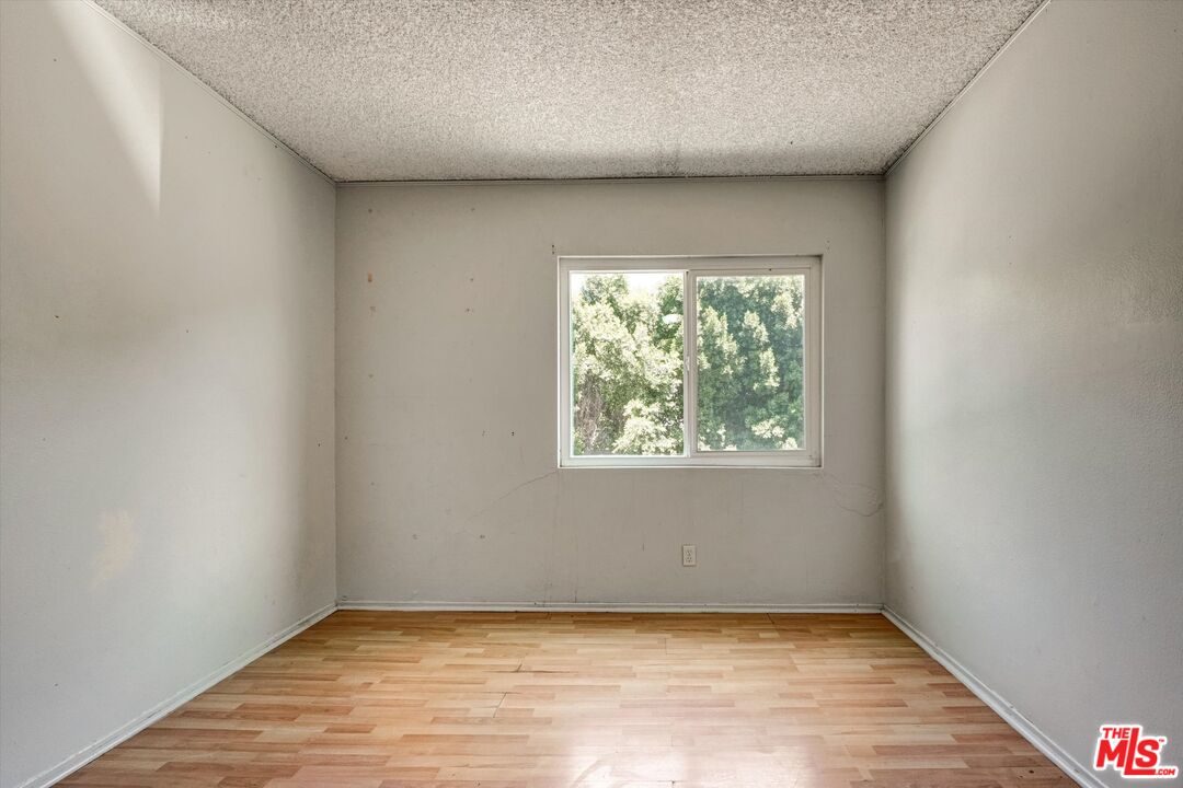 5460 White Oak Ave Unit: D102