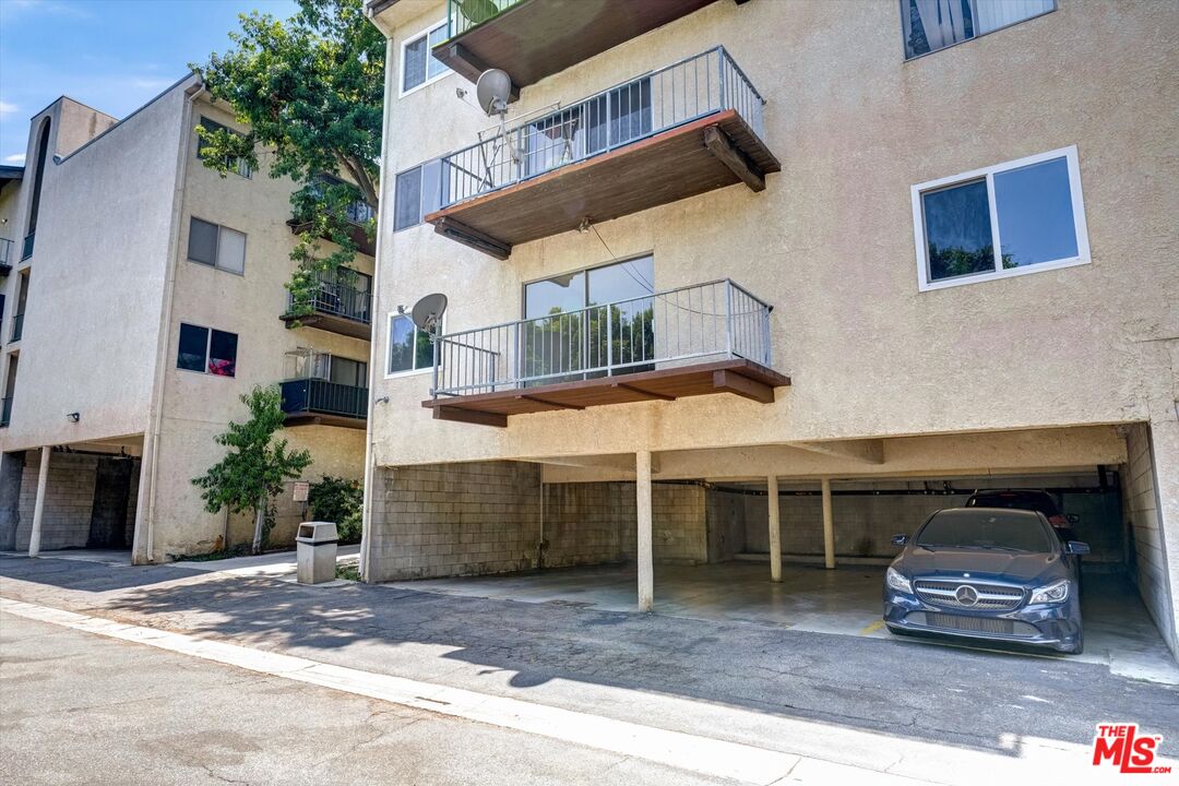 5460 White Oak Ave Unit: D102