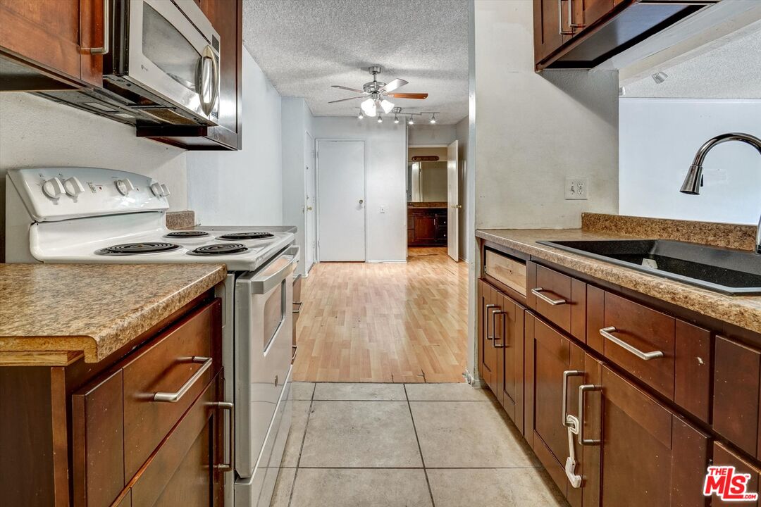 5460 White Oak Ave Unit: D102