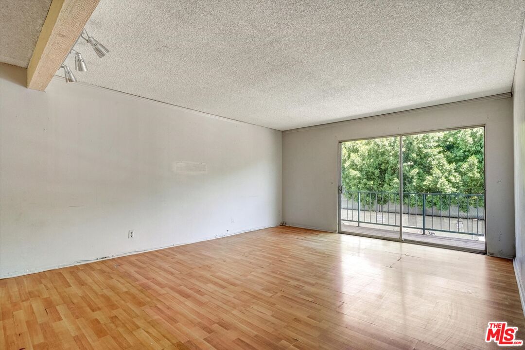 5460 White Oak Ave Unit: D102