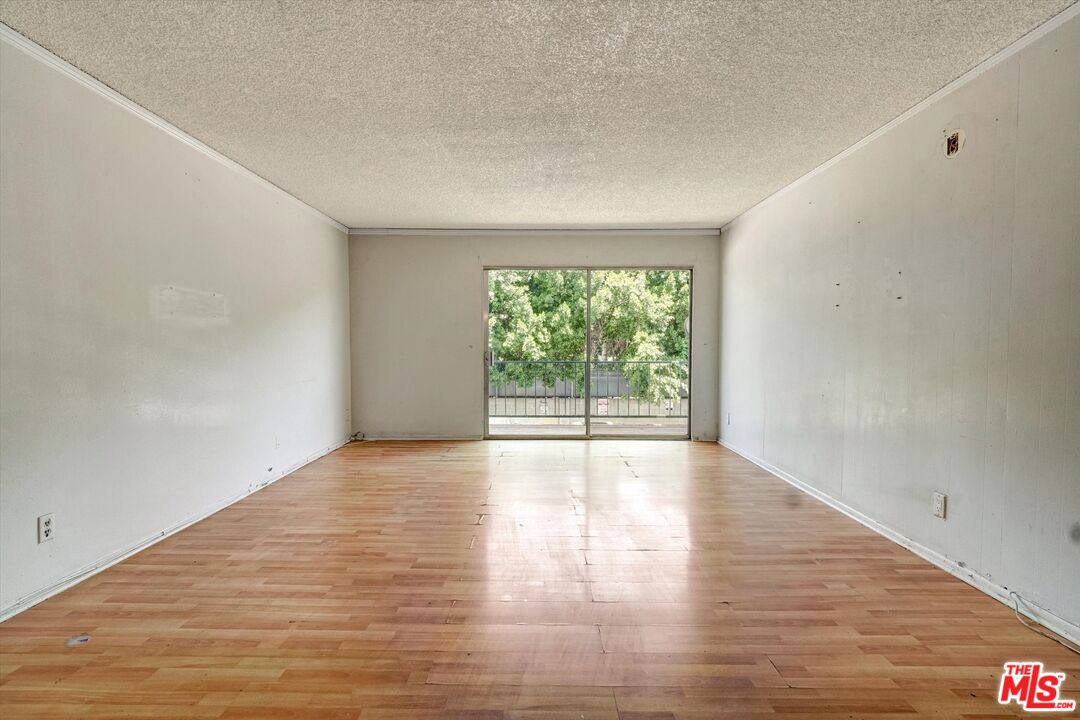 5460 White Oak Ave Unit: D102