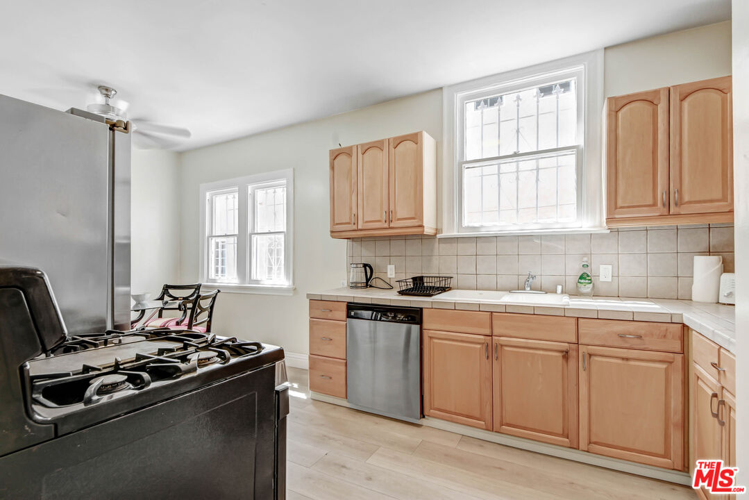 442 N ORANGE GROVE AVE Unit: 442