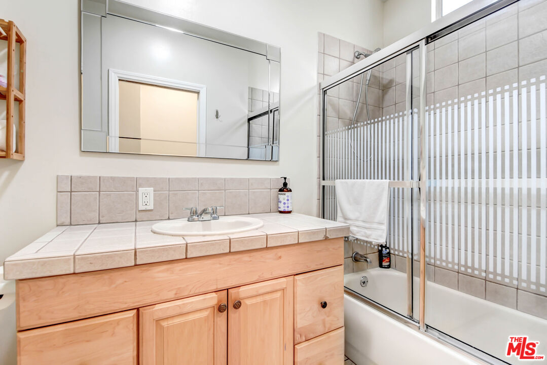 442 N ORANGE GROVE AVE Unit: 442