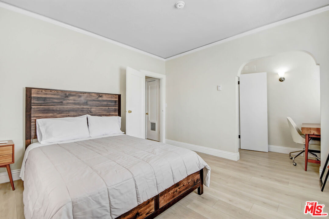 442 N ORANGE GROVE AVE Unit: 442