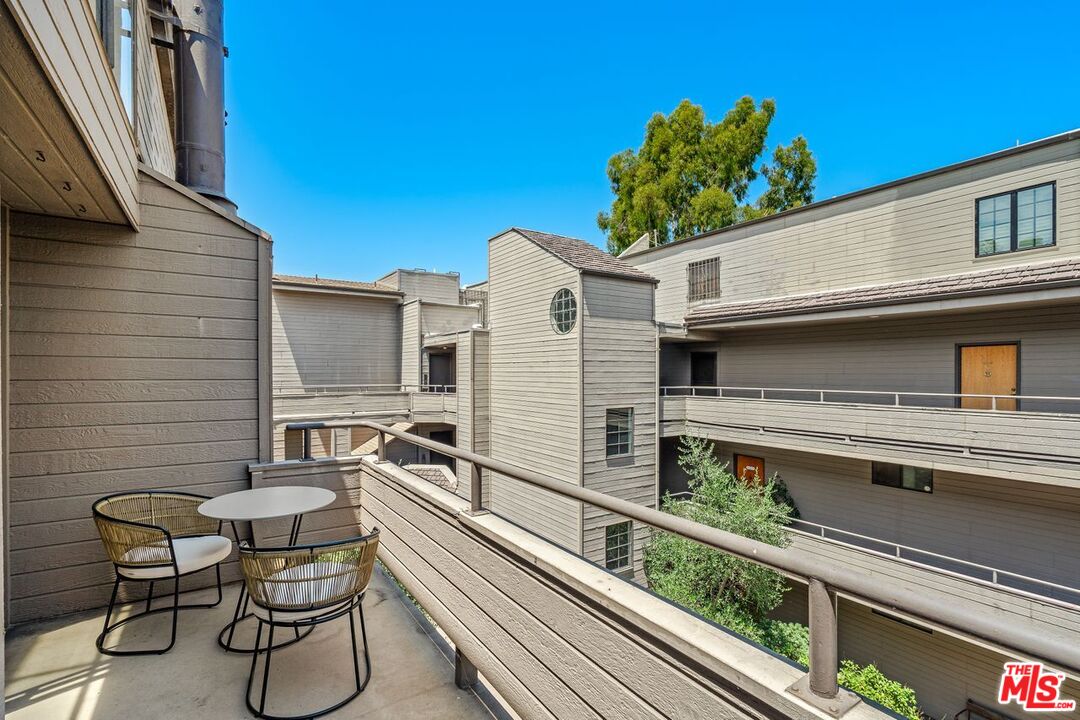 13331 Moorpark St Unit: 303