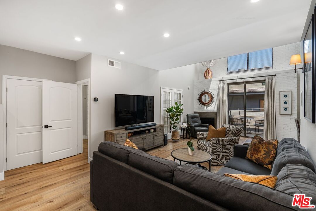 13331 Moorpark St Unit: 303