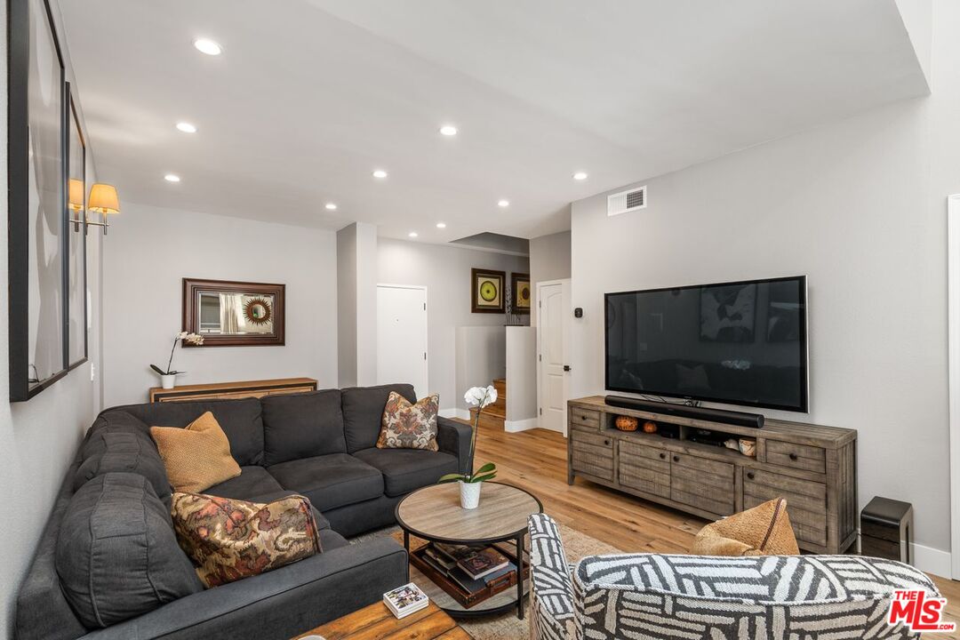 13331 Moorpark St Unit: 303