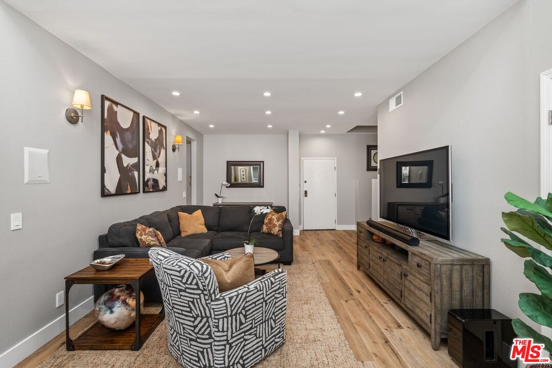 13331 Moorpark St Unit: 303