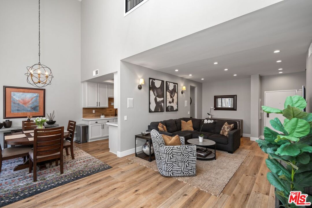 13331 Moorpark St Unit: 303