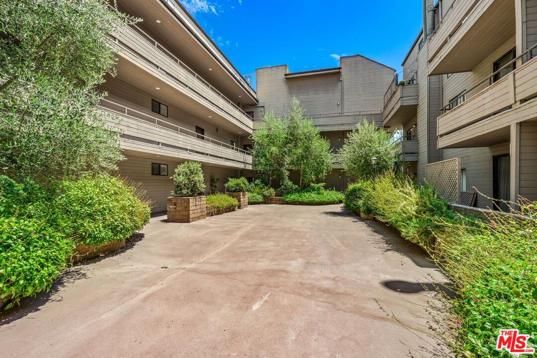 13331 Moorpark St Unit: 303