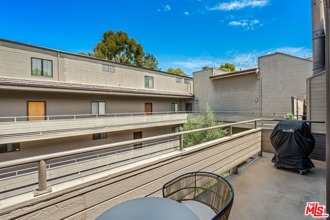 13331 Moorpark St Unit: 303
