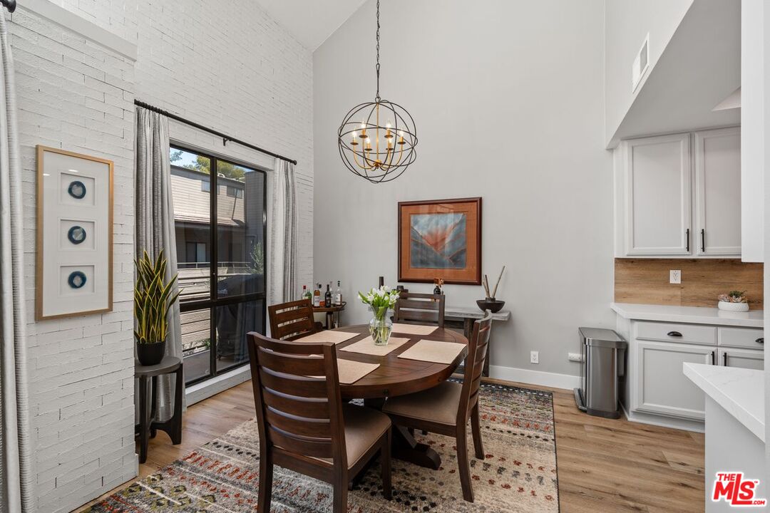 13331 Moorpark St Unit: 303