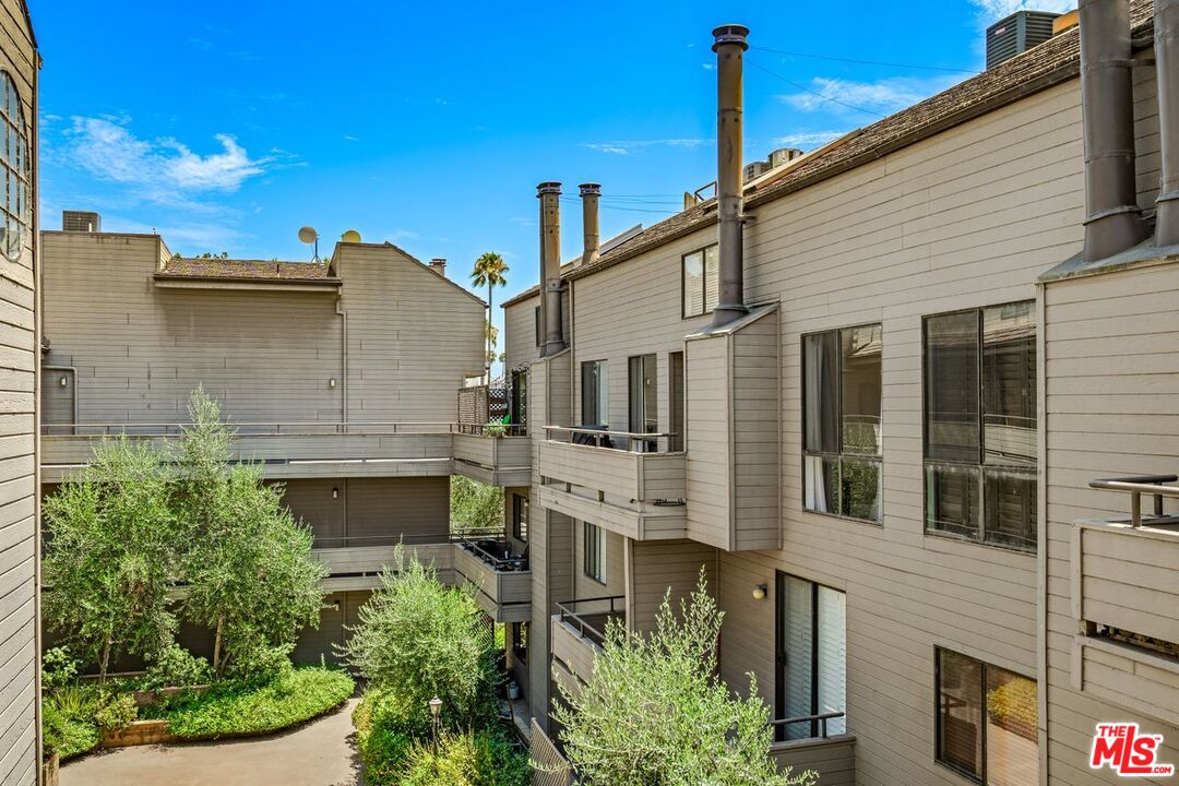 13331 Moorpark St Unit: 303