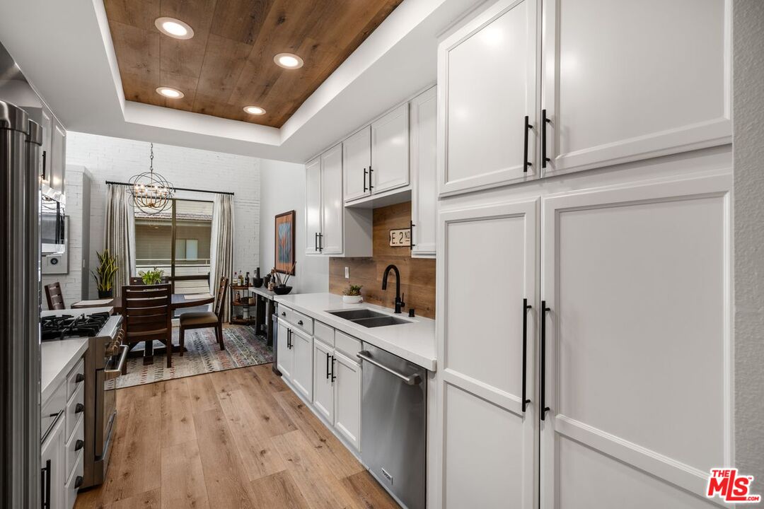 13331 Moorpark St Unit: 303