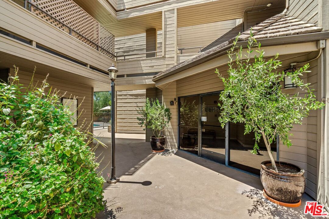 13331 Moorpark St Unit: 303