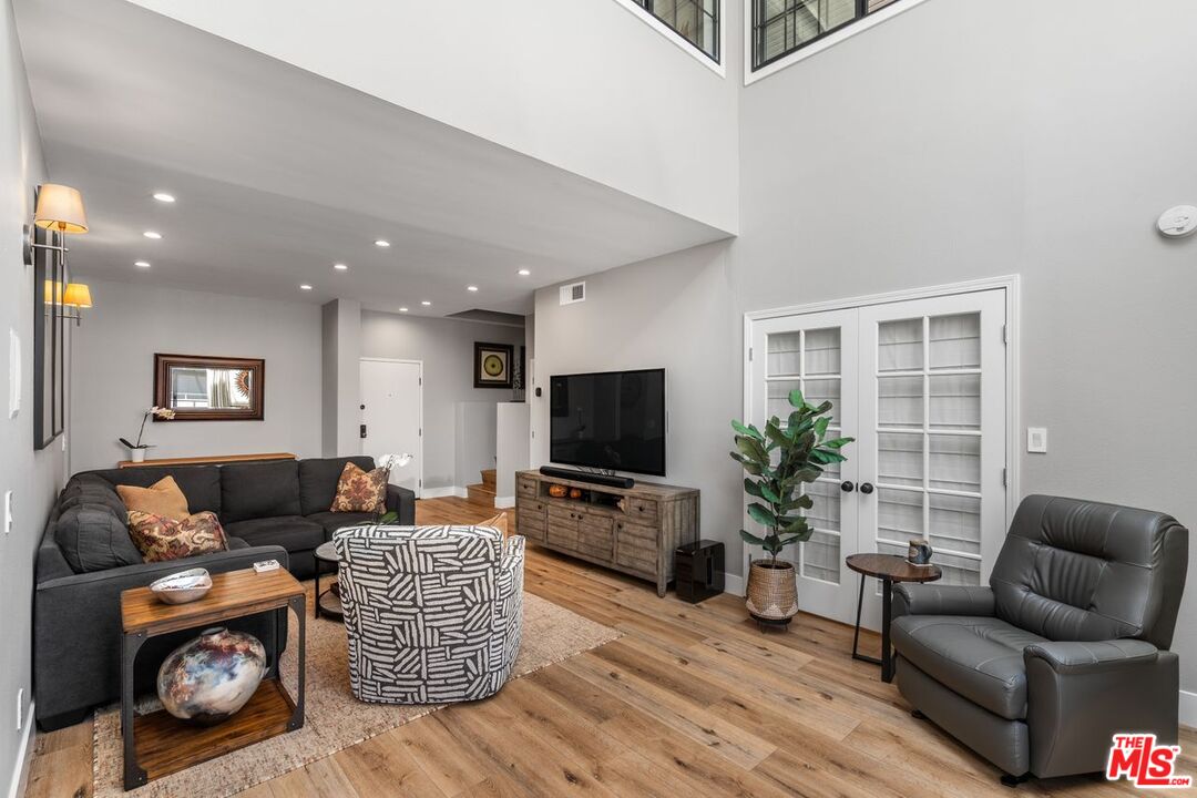 13331 Moorpark St Unit: 303