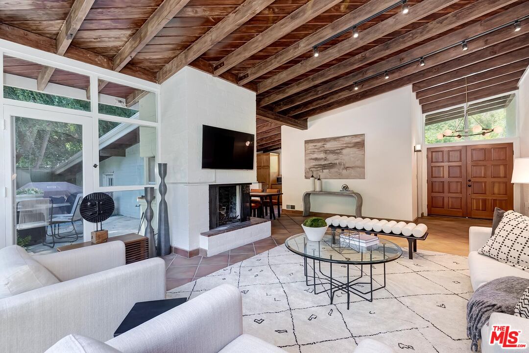 3380 Mandeville Canyon Rd