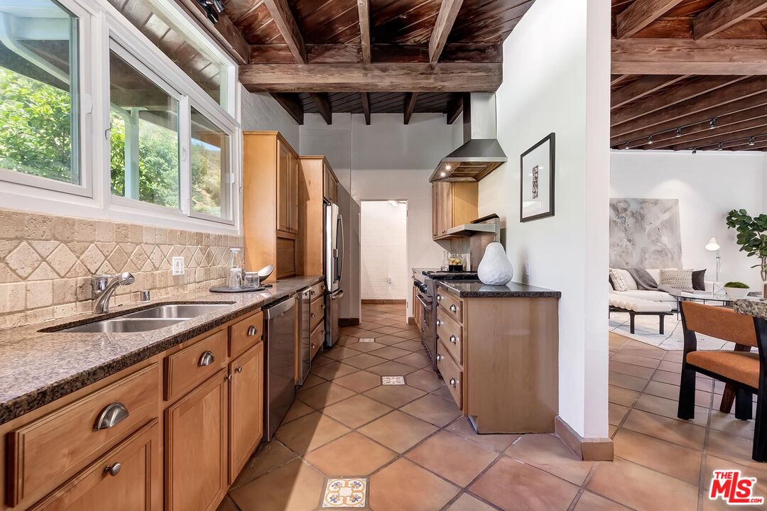 3380 Mandeville Canyon Rd