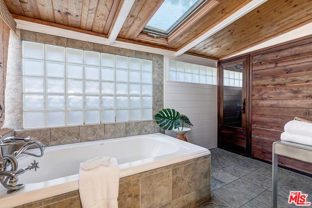 3380 Mandeville Canyon Rd