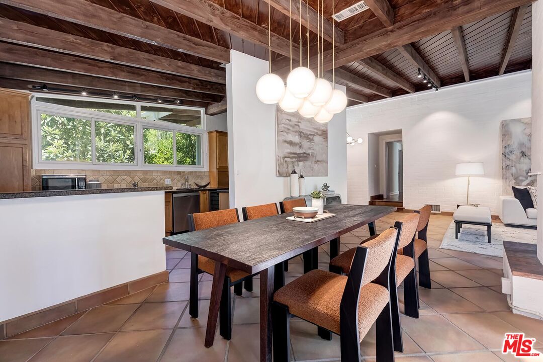 3380 Mandeville Canyon Rd