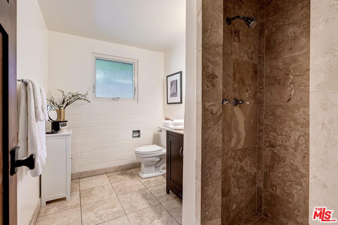 3380 Mandeville Canyon Rd