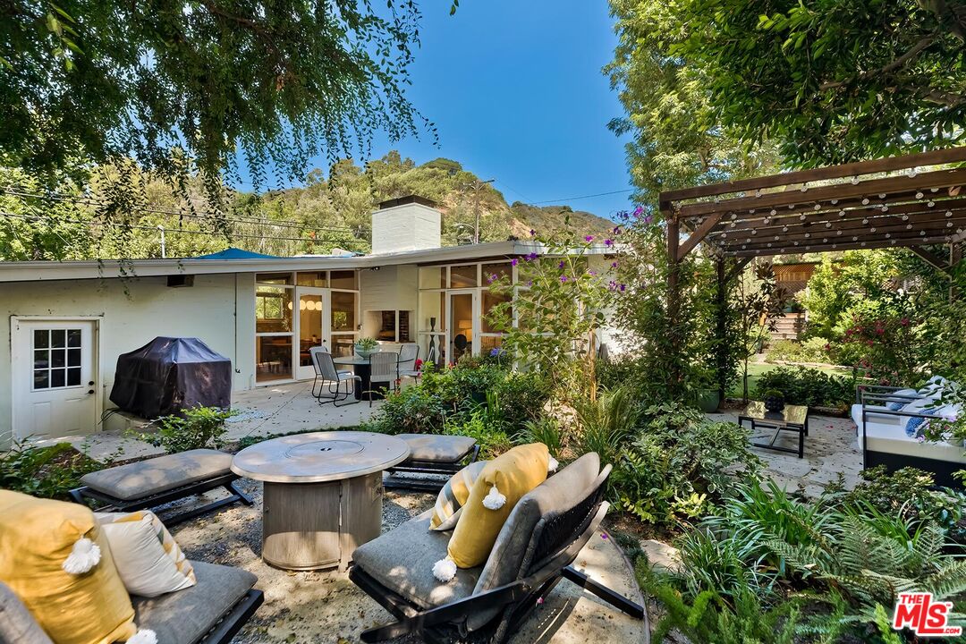 3380 Mandeville Canyon Rd