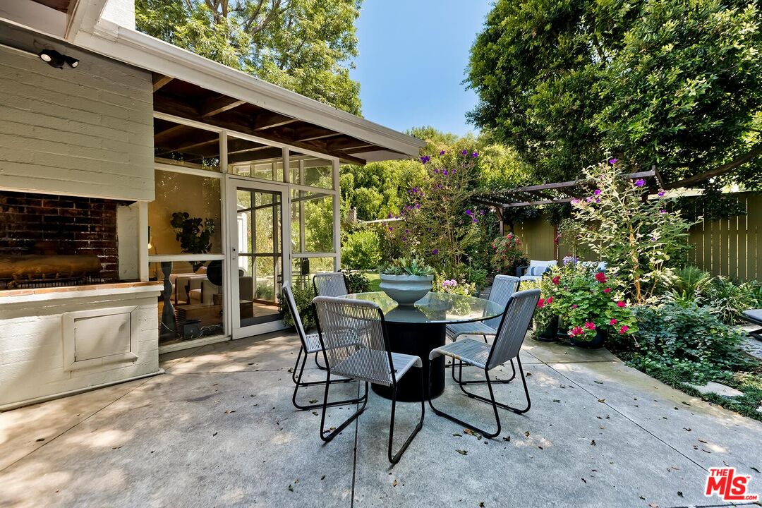 3380 Mandeville Canyon Rd