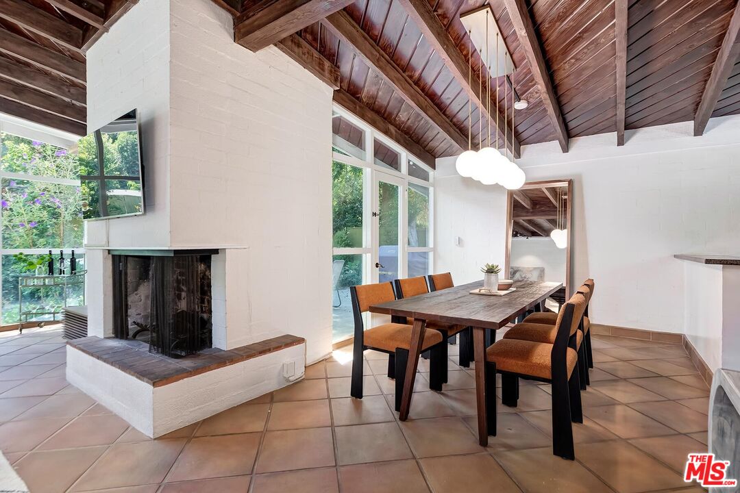 3380 Mandeville Canyon Rd