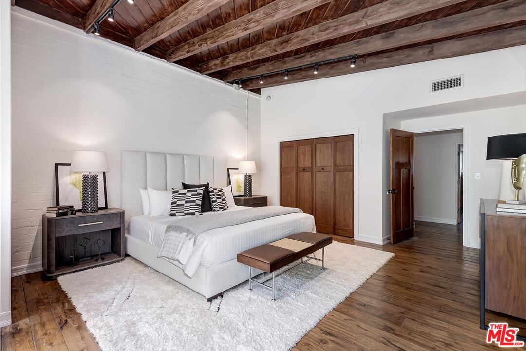 3380 Mandeville Canyon Rd