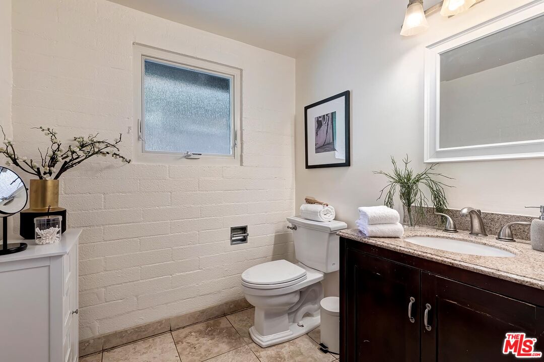 3380 Mandeville Canyon Rd