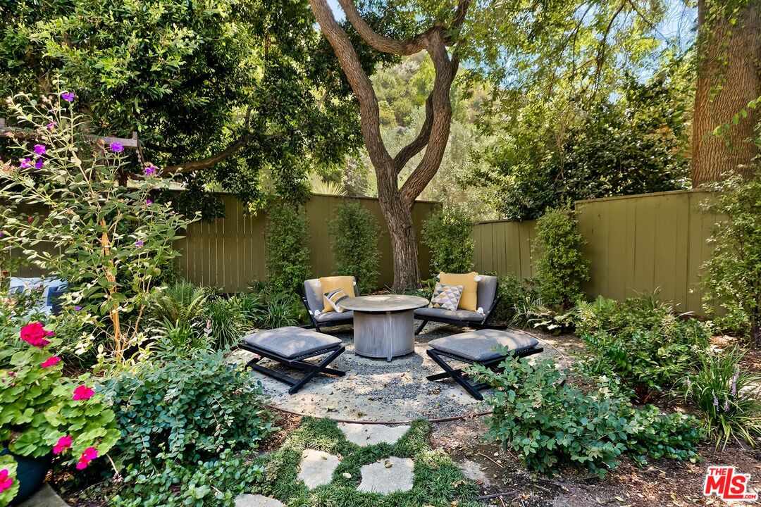 3380 Mandeville Canyon Rd