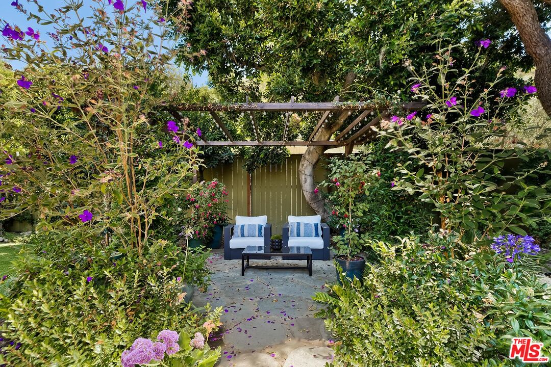 3380 Mandeville Canyon Rd