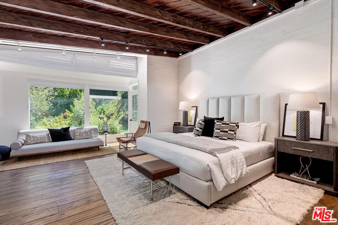 3380 Mandeville Canyon Rd