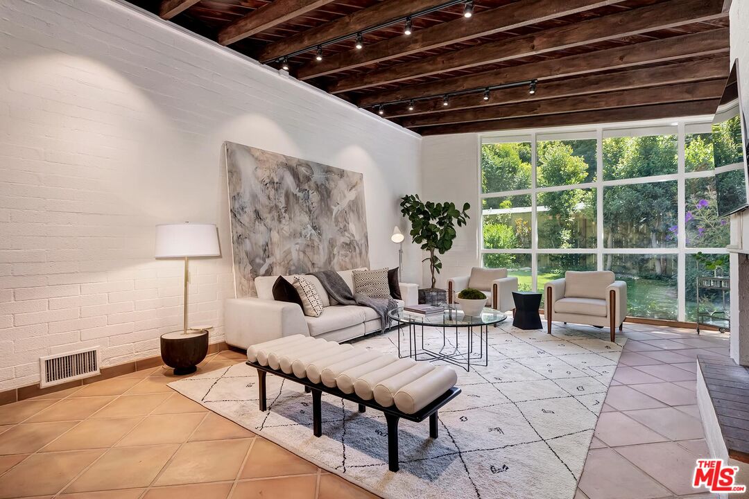 3380 Mandeville Canyon Rd