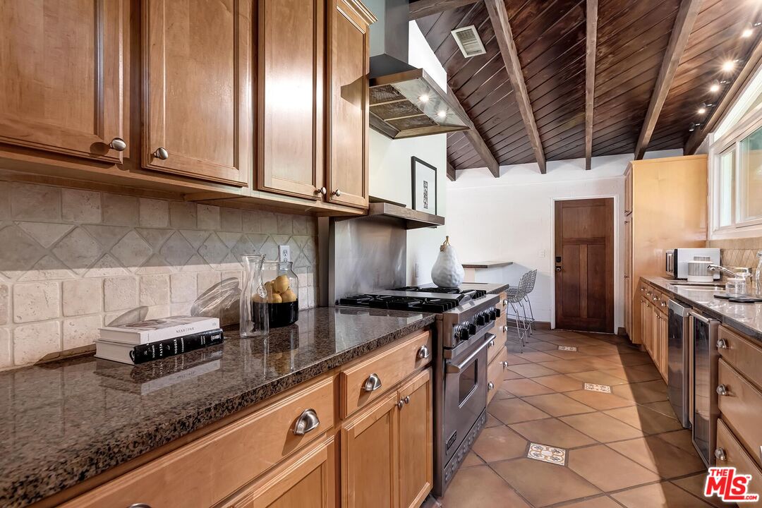 3380 Mandeville Canyon Rd