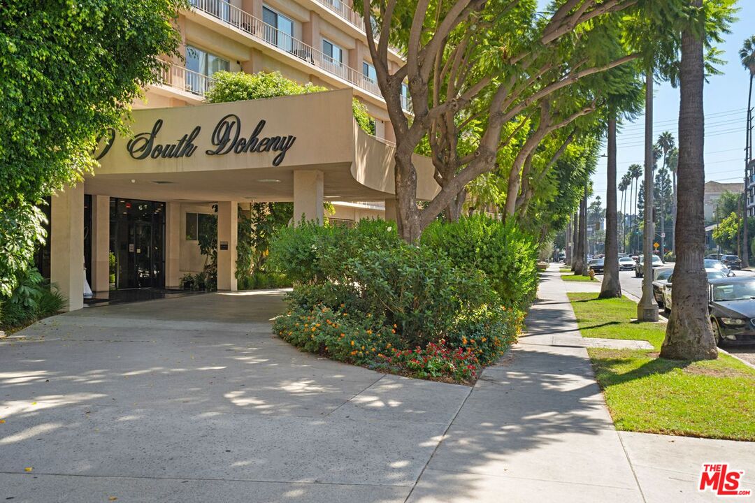 100 S Doheny Dr Unit: 202