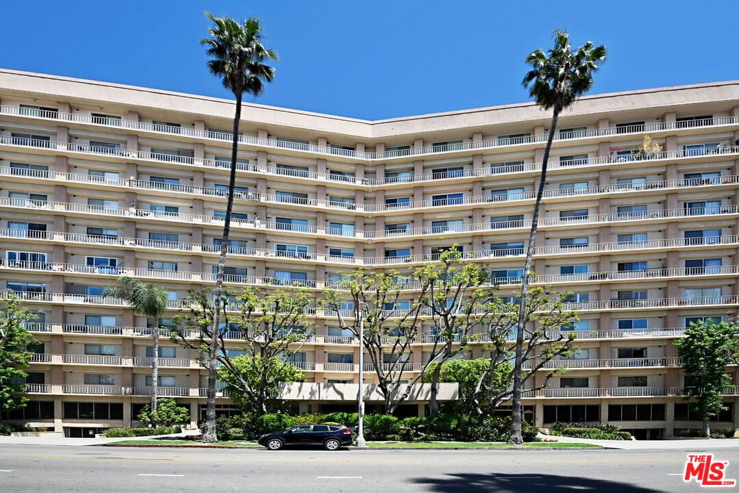 100 S Doheny Dr Unit: 202