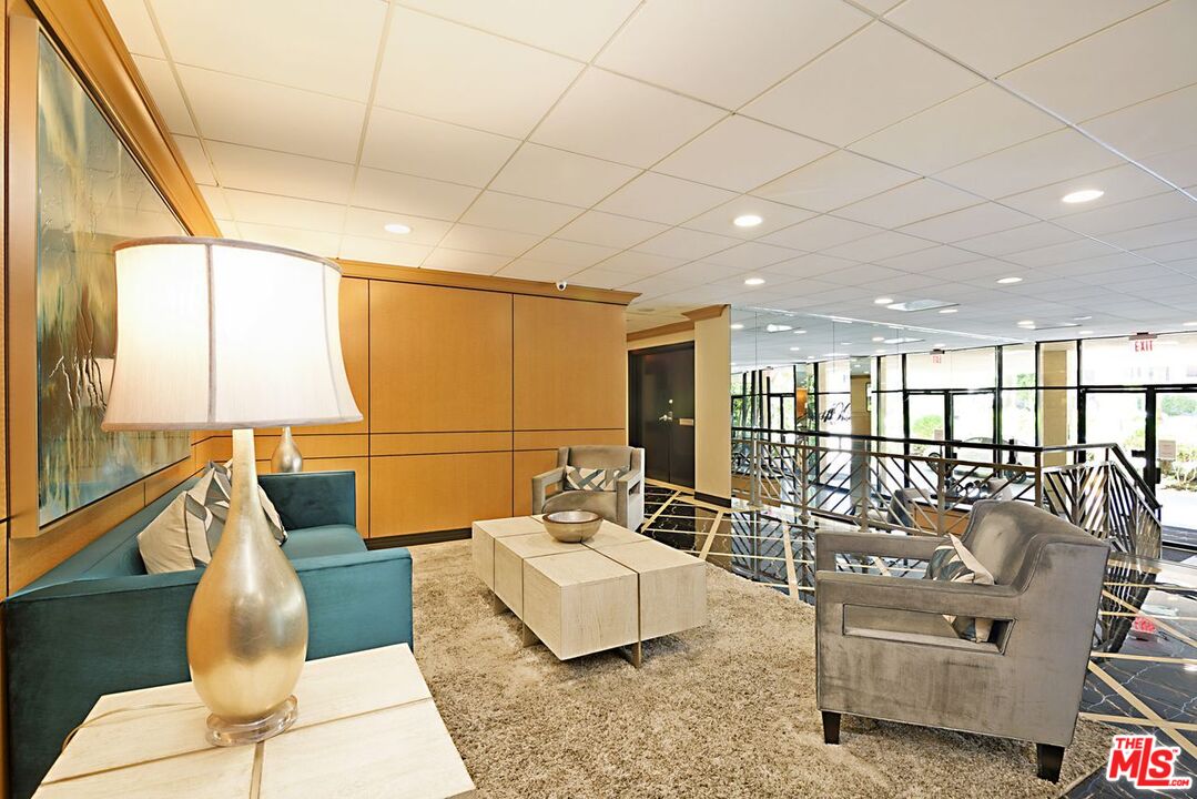 100 S Doheny Dr Unit: 202