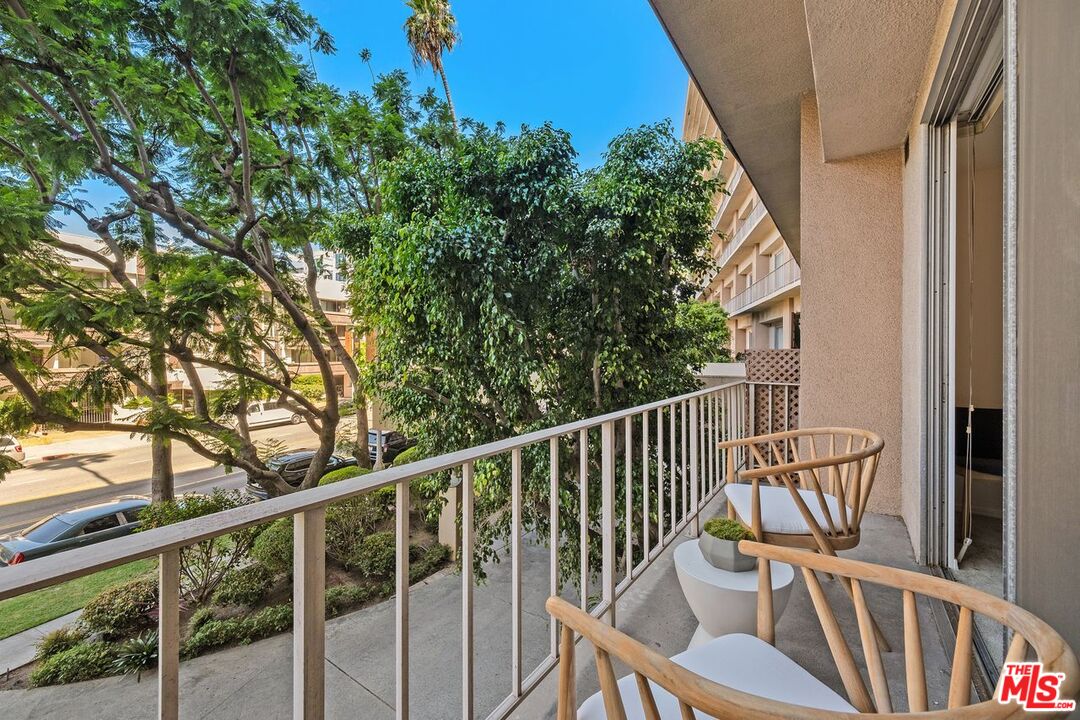 100 S Doheny Dr Unit: 202